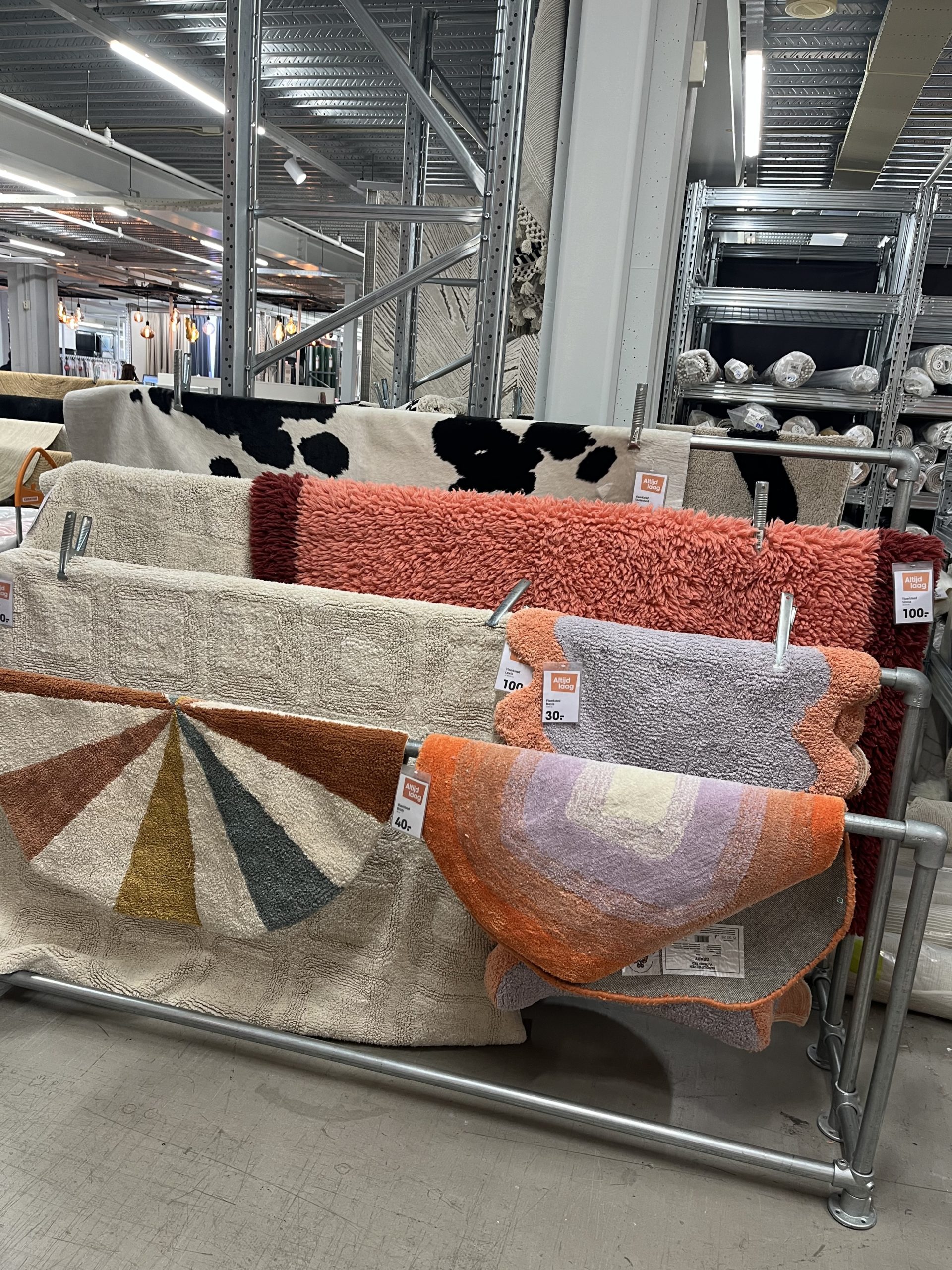 Touch of color in textiel (H2) Een makkelijke manier om kleur toe te voegen, is door te werken met stoffen en textiel. Denk aan gordijnen, vloerkleden, plaids en beddengoed in zachte of juist uitgesproken tinten. Een kleurrijk vloerkleed kan een kamer direct gezelliger maken, terwijl lange gordijnen in een warme tint een chique uitstraling geven. Door af en toe te wisselen met textiel, kun je eenvoudig met de seizoenen mee kleuren! 💡Tip: Wil je een harmonieus geheel? Kies dan voor een kleurenpalet met 2-3 hoofdkleuren en herhaal deze in verschillende elementen in je interieur. 